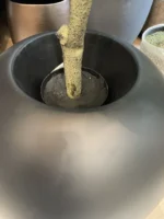 Detalj crne ukrasne tegle Mono Black od fiberglasa s modernom zaobljenom formom