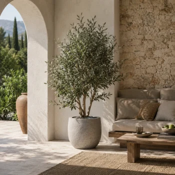 Umjetne masline u svijetloj tegli u elegantnom mediteranskom dnevnom boravku s kamenim zidom.